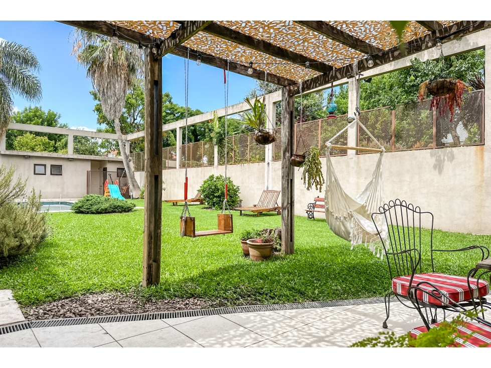 Exclusiva casa en venta de 8 ambientes con piscina y jardin en Florida - 5