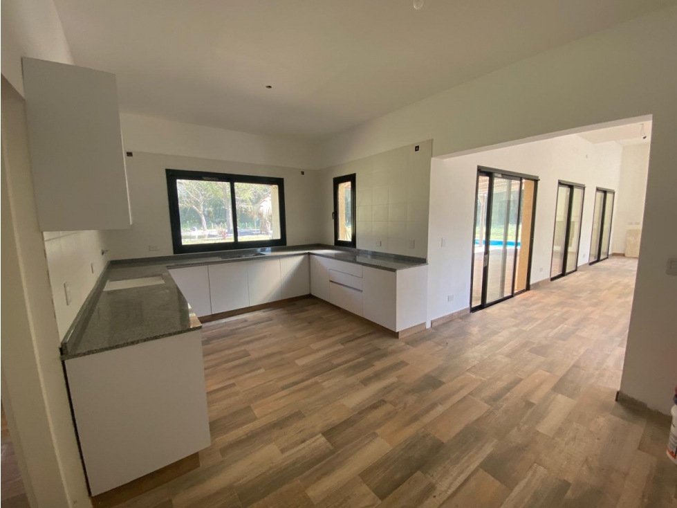 Casa a Estrenar en Barrio Priv. Lote de 2300 m² - Exalt. de La Cruz - 4