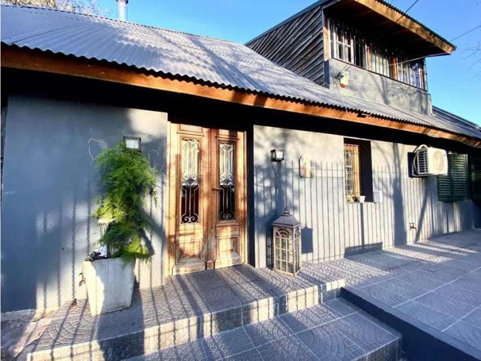 Excelente Casa en Venta con Parque y Pileta Lote de 630 m² - Bs As - 2