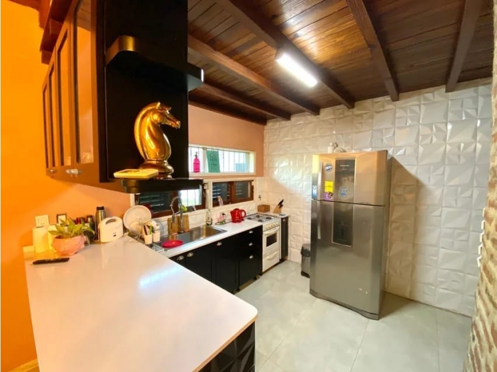 Excelente Casa en Venta con Parque y Pileta Lote de 630 m² - Bs As - 6