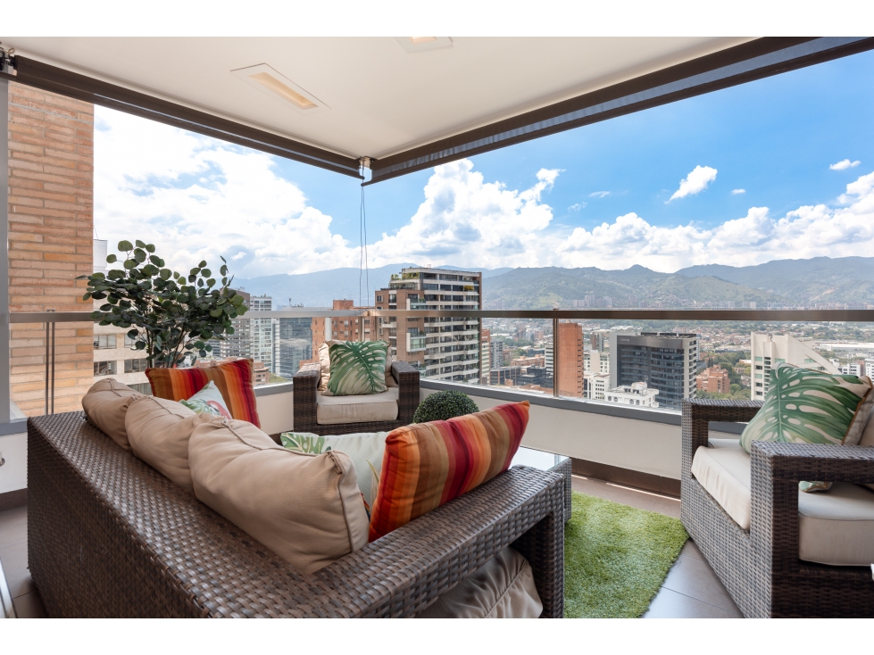 Venta de apto Poblado Los Parra. Piso alto, vista y gran balcón