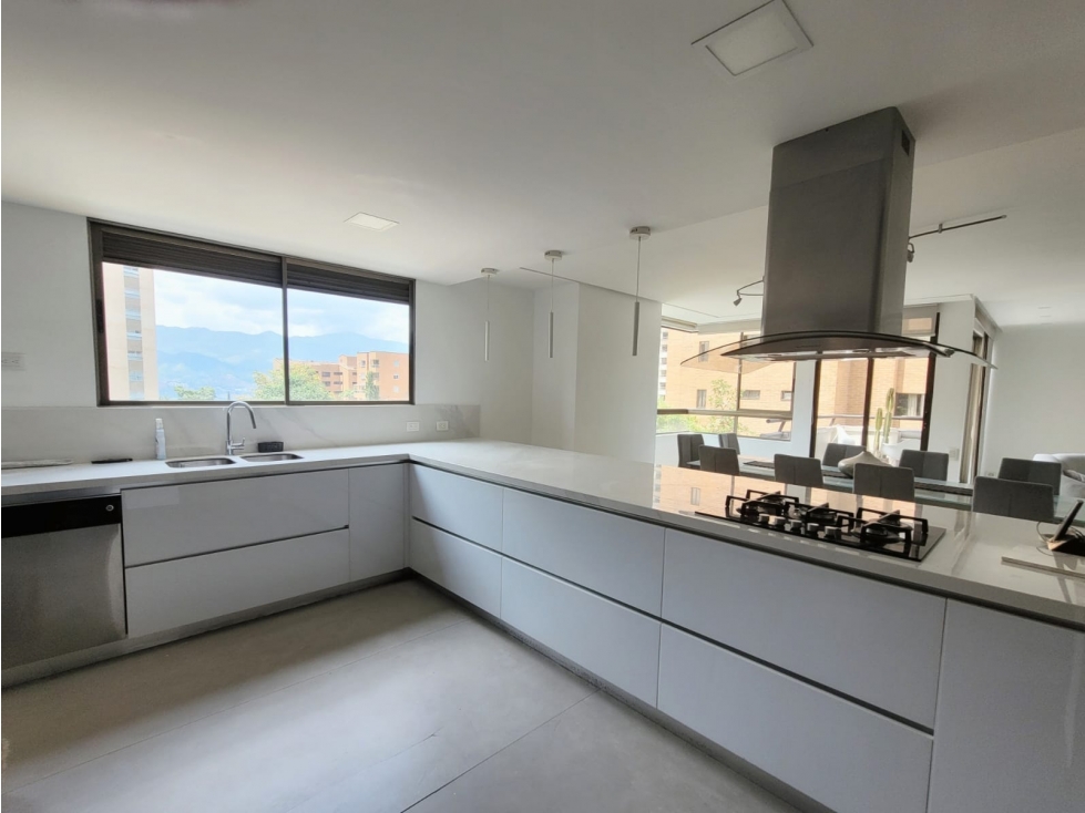 Apartamento remodelado con una super terraza en Lalinde, El Poblado
