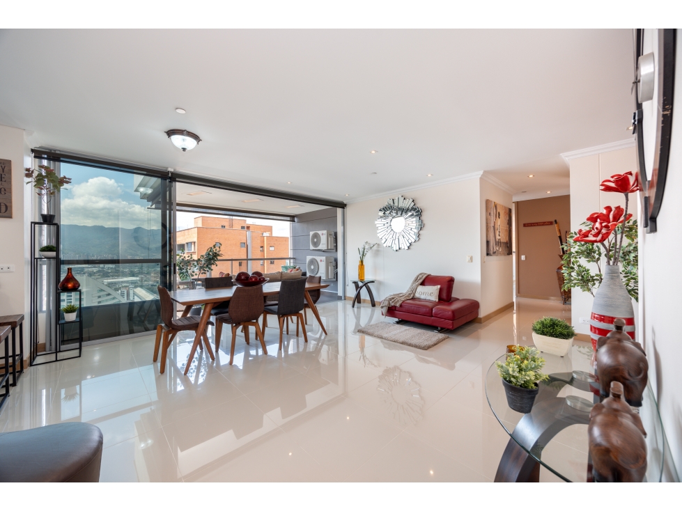 Venta de apto Poblado Los Parra. Piso alto, vista y gran balcón — foto 2