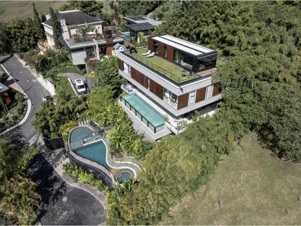Una de las Casas Más Exclusivas y Únicas de Medellín -Los Balsos — foto 3