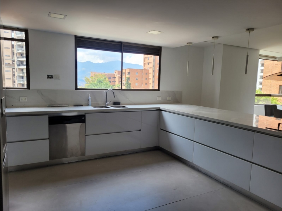 Apartamento remodelado con una super terraza en Lalinde, El Poblado — foto 2