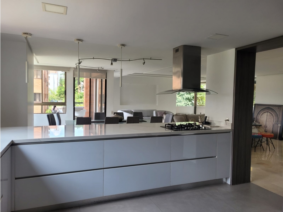 Apartamento remodelado con una super terraza en Lalinde, El Poblado — foto 3