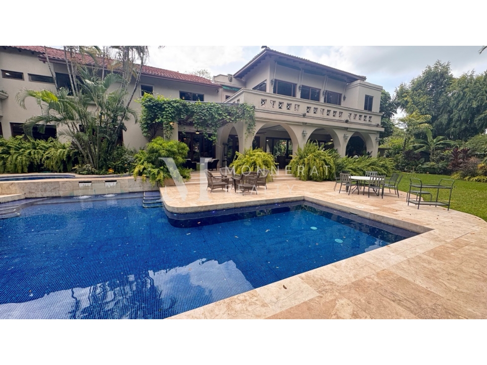 Se vende lujosa casa en Altos del Golf