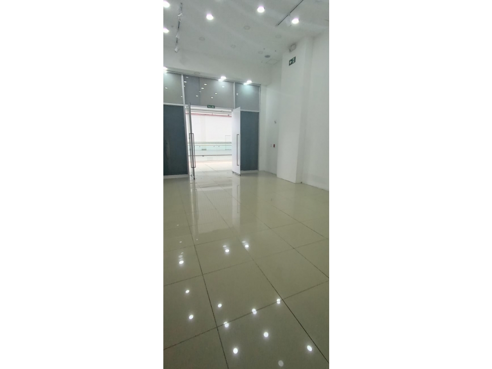 SE VENDE LOCAL EN PLANTA BAJA DE 50 m2 EN FEDERAL MALL - 6