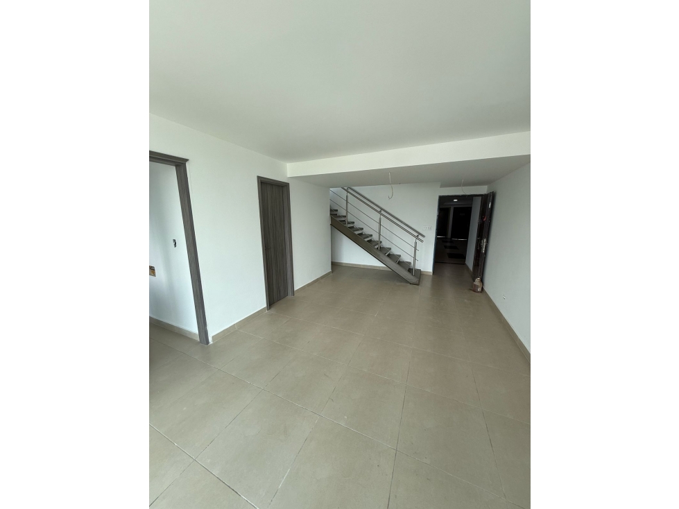 SE VENDE PENTHOUSE EN KING'S PARK, CONDADO DEL REY — foto 4