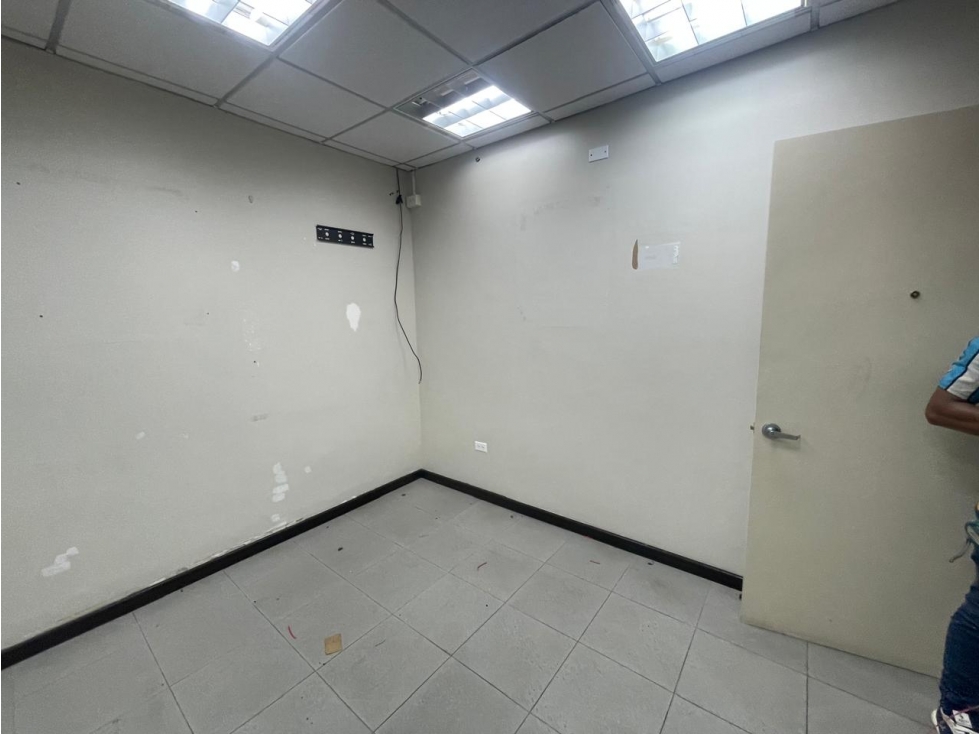 SE ALQUILA LOCAL COMERCIAL DE 200 M2 EN ZONA LIBRE, COLÓN - 4