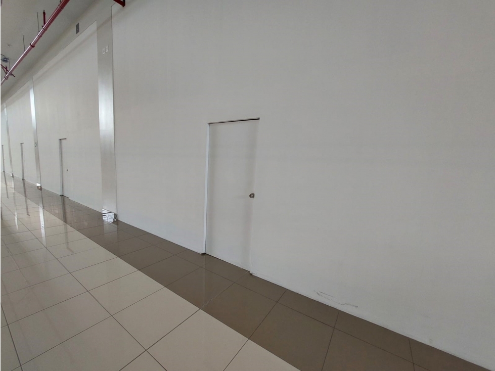 SE VENDE LOCAL EN PLANTA BAJA DE 102 m2 EN FEDERAL MALL - 4