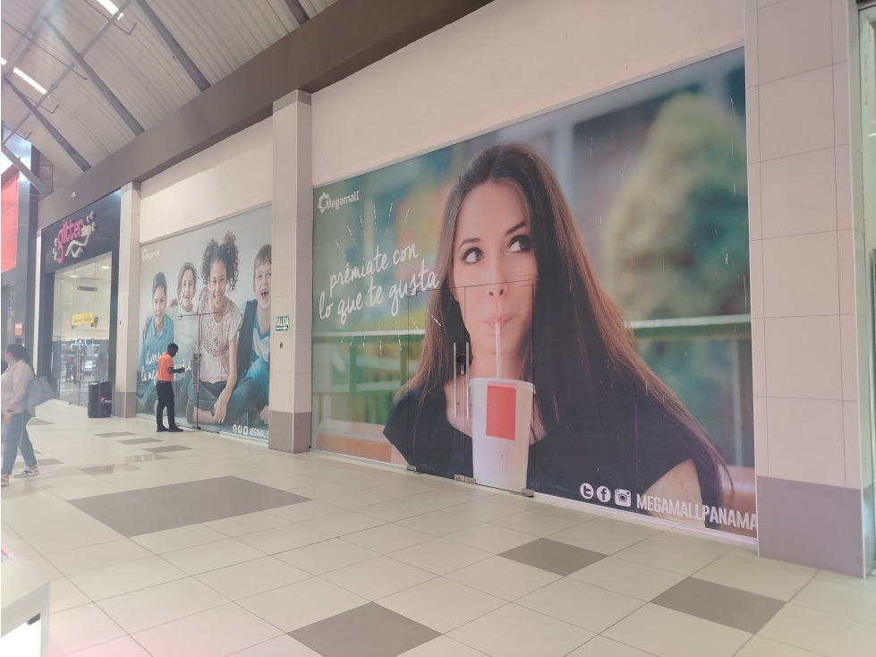 LOCALES EN PLANTA BAJA EN MEGAMALL EN ALQUILER — foto 2