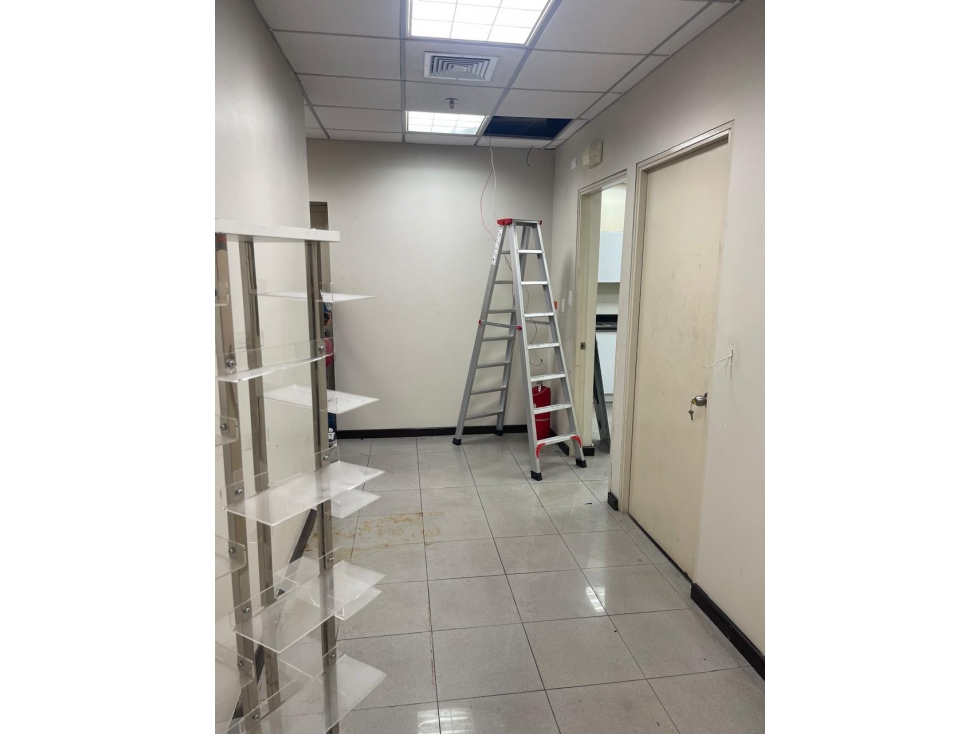 SE ALQUILA LOCAL COMERCIAL DE 200 M2 EN ZONA LIBRE, COLÓN - 6