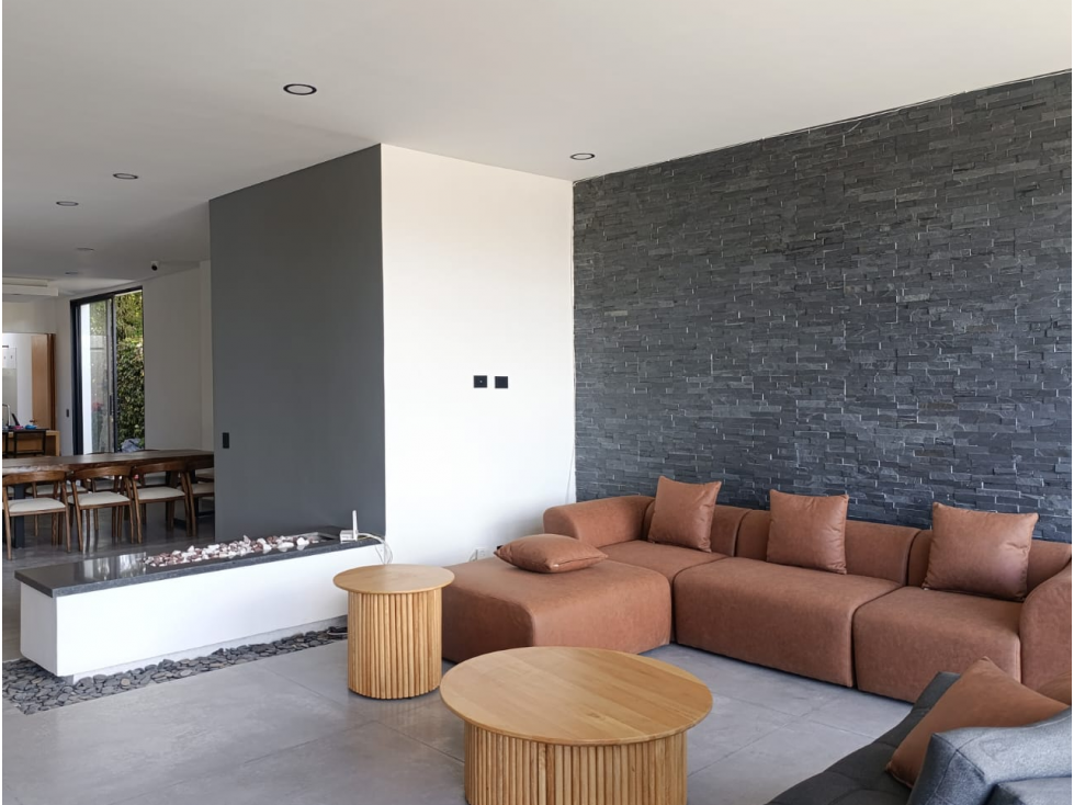SE VENDE CASA EN ALTOS DEL ESCOBERO ENVIGADO