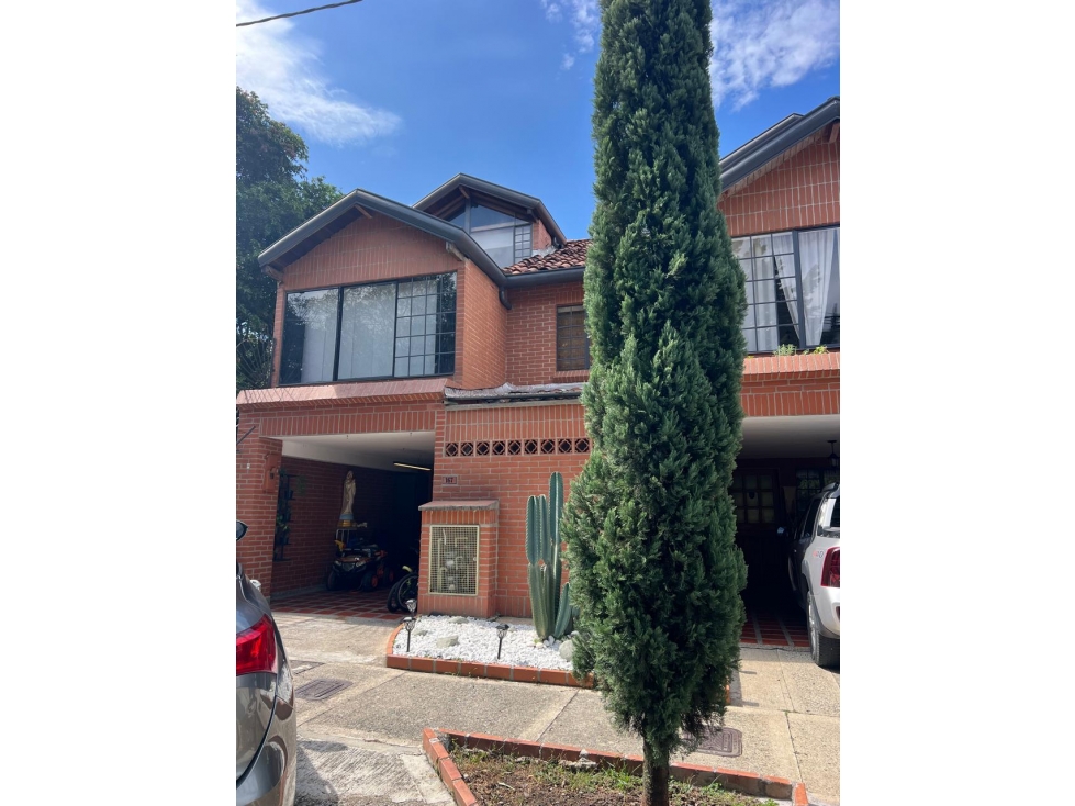 CASA EN VENTA EN ENVIGADO BARRIO PRIMAVERA