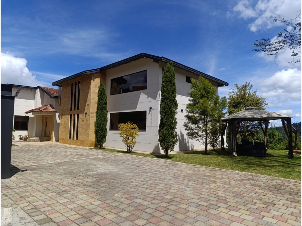 CASA EN VENTA EN ALTOS DEL ESCOBERO ENVIGADO