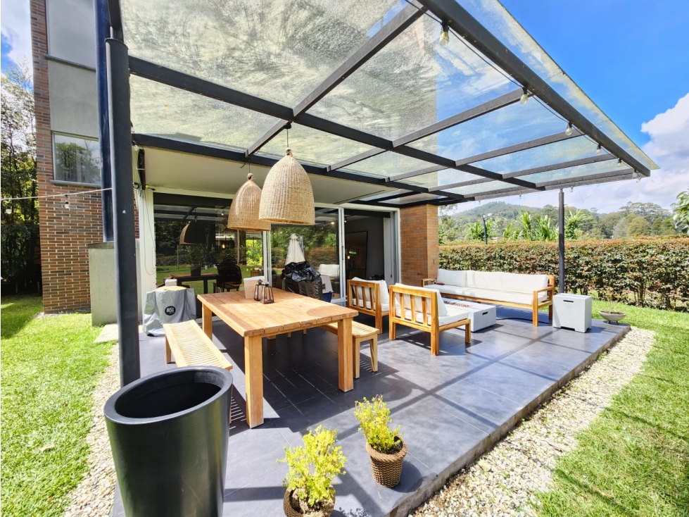 Casa esquinera en venta en Llanogrande Rionegro