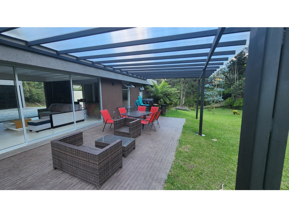 Casa con gran terreno disponible para- Renta en el Retiro