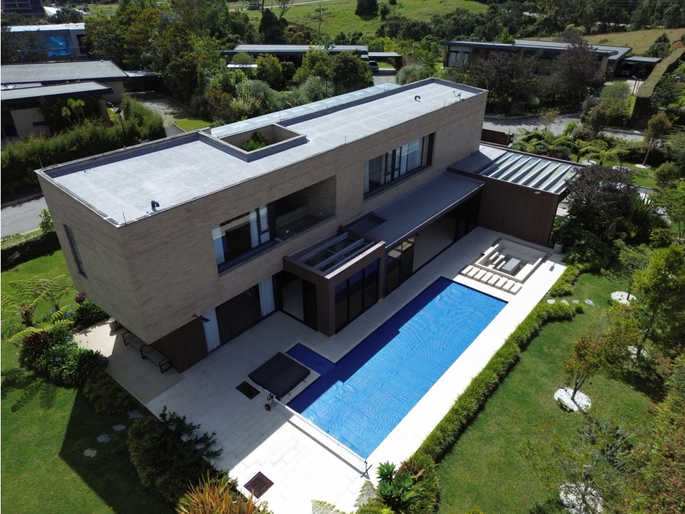 HERMOSA CASA CON PISCINA EN VENTA ALTO DE PALMAS -UNIDAD EXCLUSIVA.