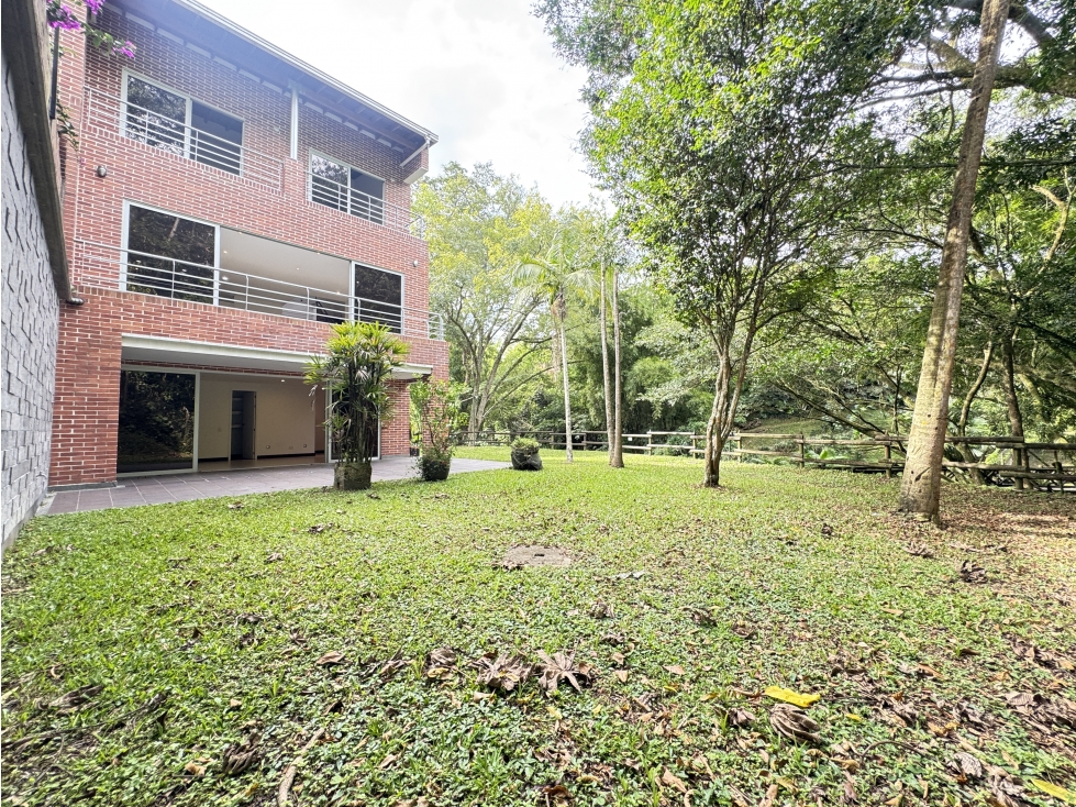 EXCLUSIVA CASA CAMPESTRE CON JARDÍN -CERCA DEL MALL SAN LUCAS — foto 2