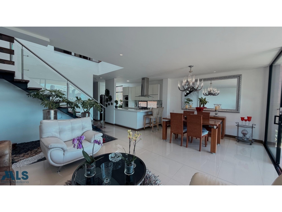 MODERNA CASA DOS NIVELES CON TERRAZA -SECTOR CALLEJAS| ENVIGADO.
