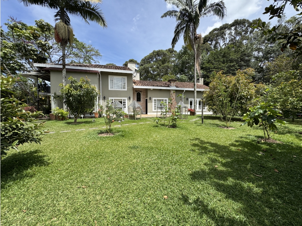 Amplia Finca con casa de mayordomo y huéspedes Rionegro a la venta.