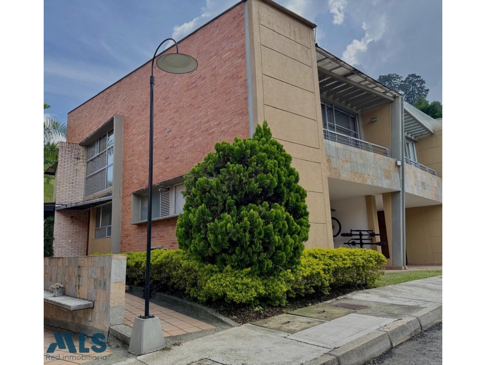 VENTA DE CASA -EN EL POBLADO EL TESORO.