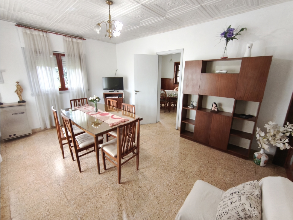Casa con pileta sobre 2 lotes en venta en Av. Pellegrini 3050 — foto 4