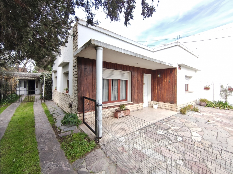 Casa con pileta sobre 2 lotes en venta en Av. Pellegrini 3050 — foto 2