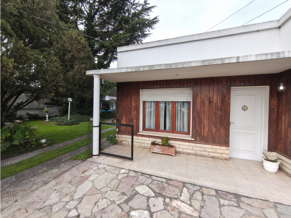 Casa con pileta sobre 2 lotes en venta en Av. Pellegrini 3050 — foto 3