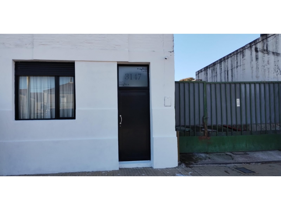 Complejo de 3 departamentos con patio y espacio para varias cocheras - 3
