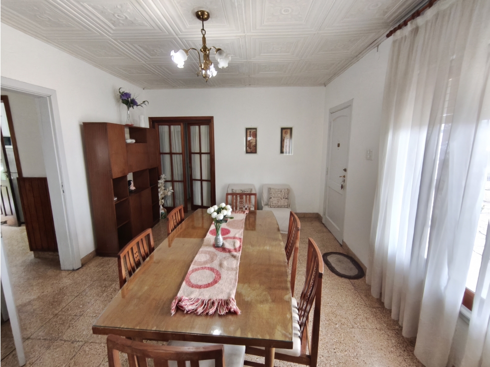 Casa con pileta sobre 2 lotes en venta en Av. Pellegrini 3050 — foto 5