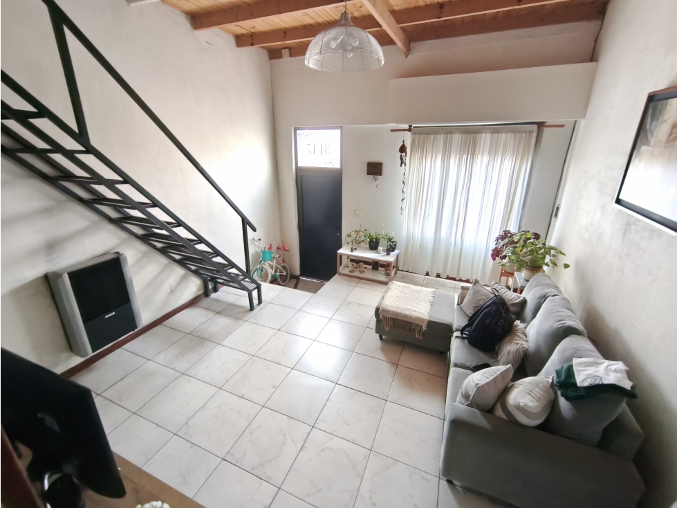 Complejo de 3 departamentos con patio y espacio para varias cocheras - 1