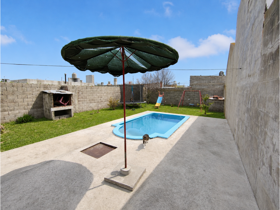 Casa con 3 dormitorios, pileta y gran terreno Villa Mailín