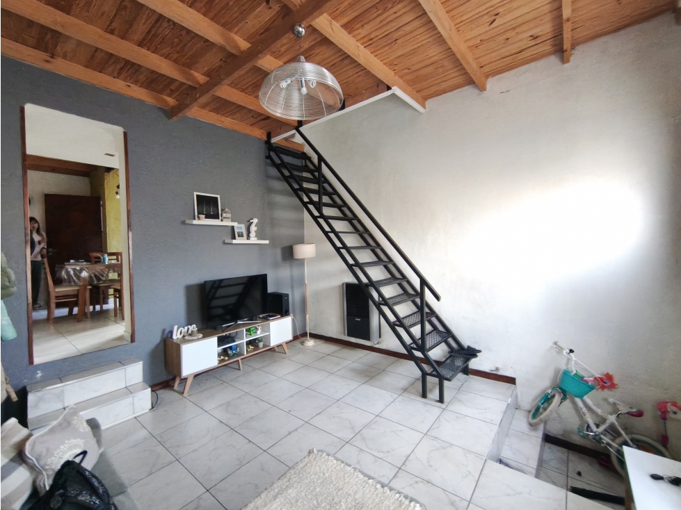 Complejo de 3 departamentos con patio y espacio para varias cocheras - 4