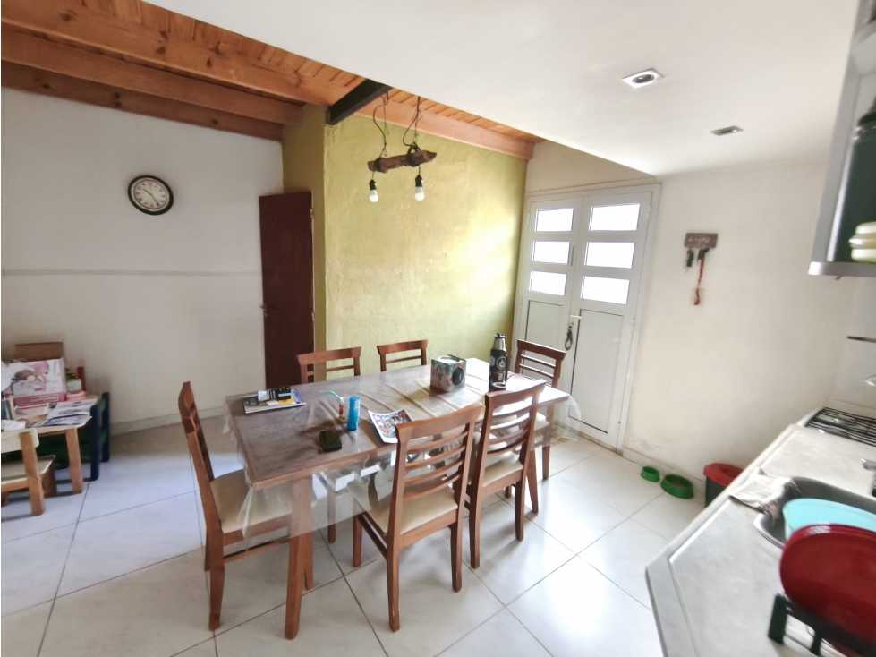 Complejo de 3 departamentos con patio y espacio para varias cocheras - 6