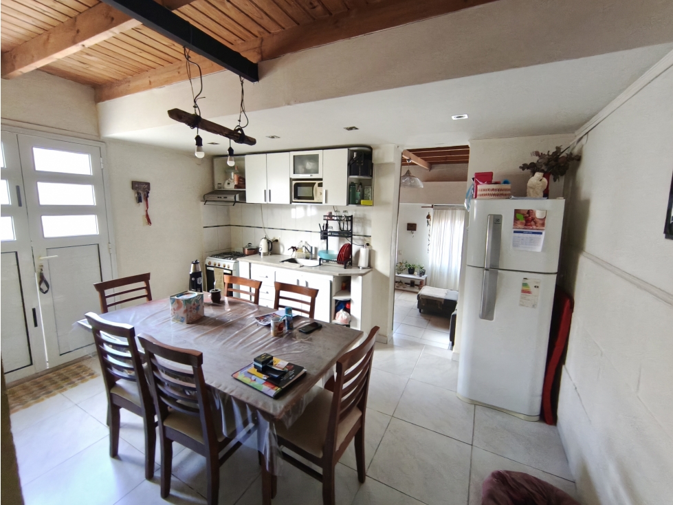 Complejo de 3 departamentos con patio y espacio para varias cocheras - 5