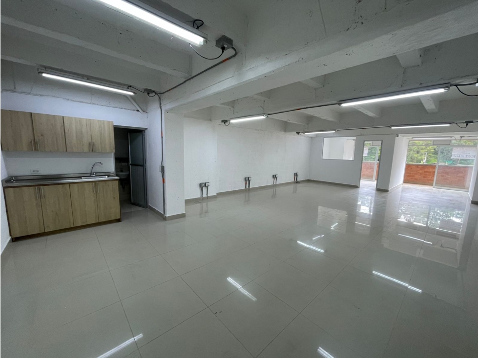 RENTAKASA ARRIENDA OFICINA RIONEGRO EN PORTÓN TRANVÍA — foto 2