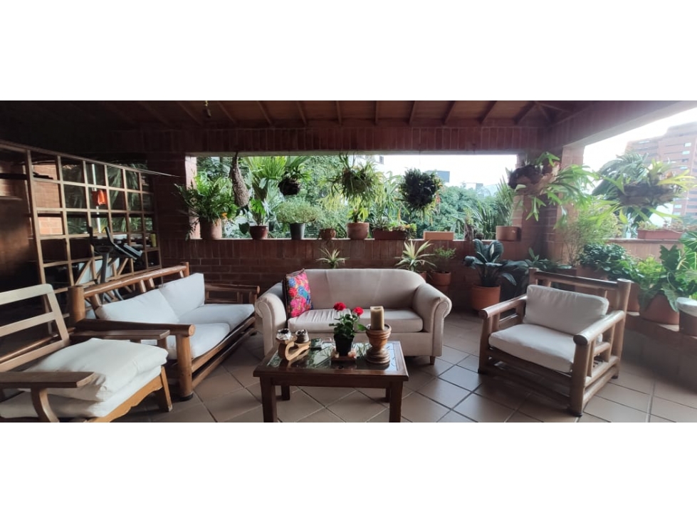 APARTAMENTO EN VENTA EN EL POBLADO CON OPORTUNIDAD PARA REMODELAR