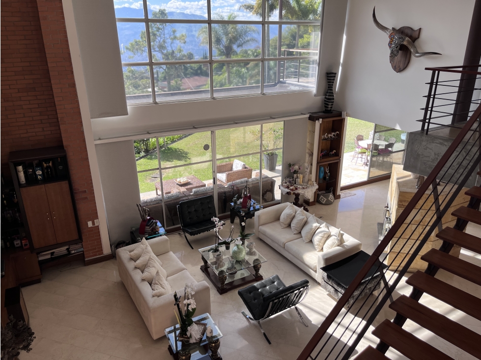 CASA DE REVISTA PARA LA VENTA EN LOMA DEL TESORO CON UNA VISTA BRUTAL — foto 2