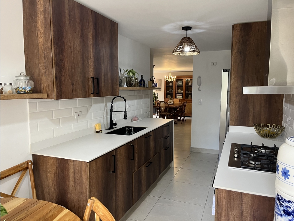APARTAMENTO REMODELADO PARA VENTA EN EL POBLADO PARTE PLANA DD