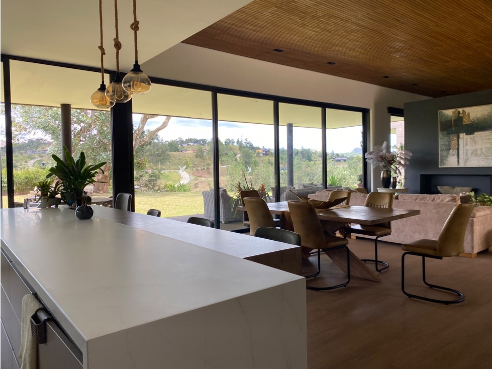 CASA ESPECTACULAR DE 1 NIVEL EN EL RETIRO EN UNIDAD EXCLUSIVA MYC