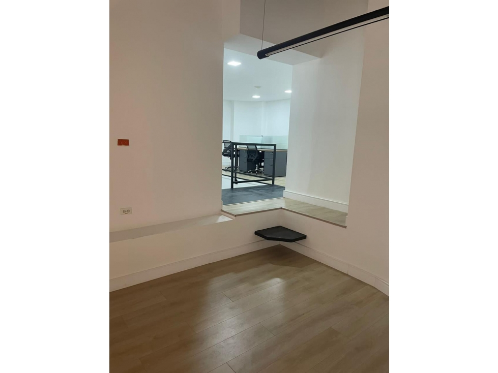 HERMOSA OFICINA EN VENTA REMODELADA 100% EN MILLA DE ORO CCZ — foto 3