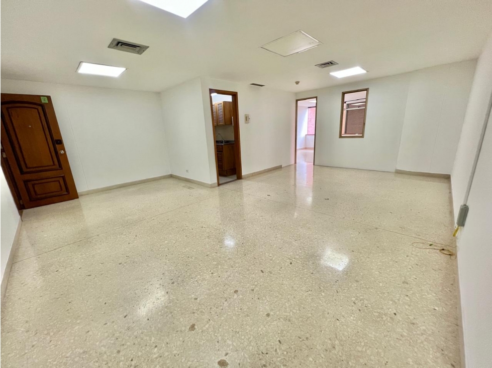 OFICINA EN VENTA O RENTA EN PISO ALTO EN EL POBLADO CCZ