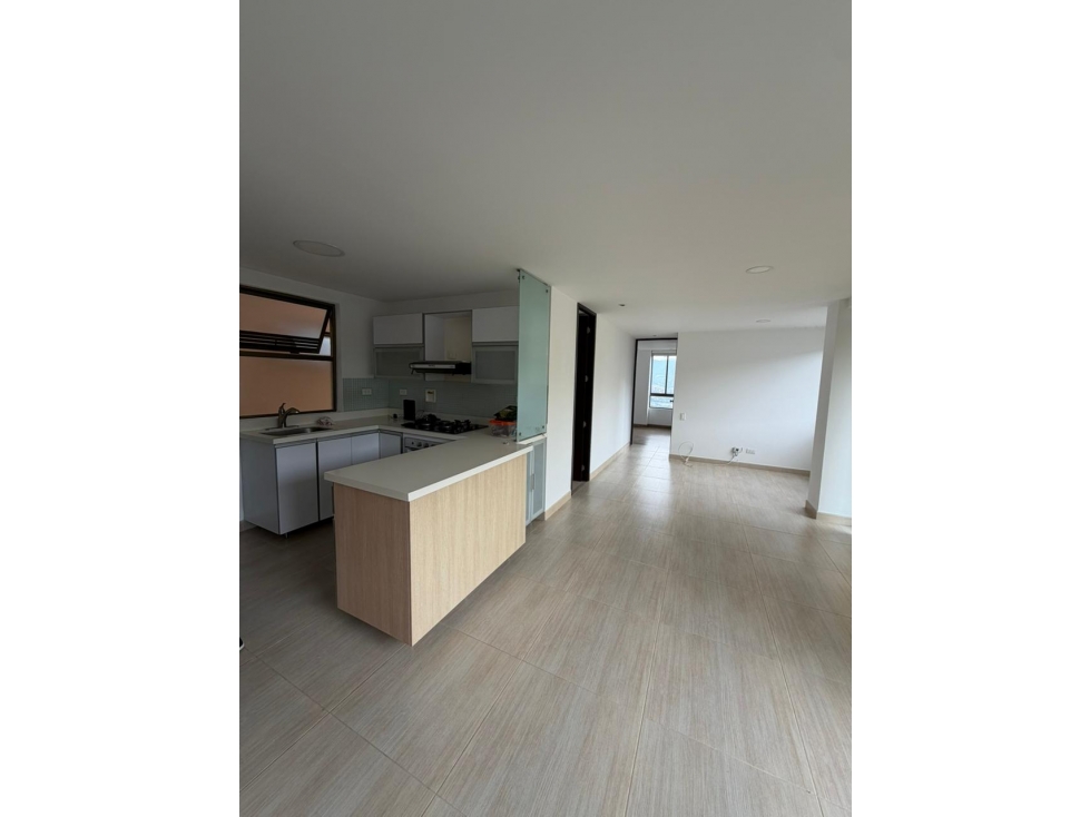 APARTAMENTO EN EL POBLADO SECTOR MARIANITO PARA RENTA — foto 3