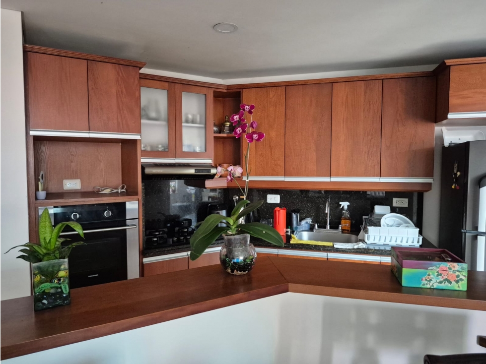 APARTAMENTO EN RENTA IMPECABLE SECTOR LAURELES EN PISO ALTO
