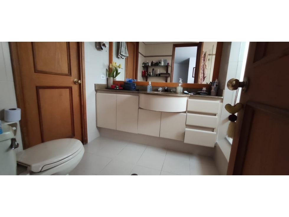 APARTAMENTO EN VENTA EN EL POBLADO CON OPORTUNIDAD PARA REMODELAR — foto 2