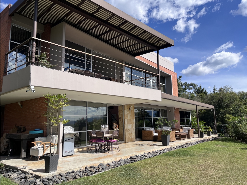 CASA DE REVISTA PARA LA VENTA EN LOMA DEL TESORO CON UNA VISTA BRUTAL