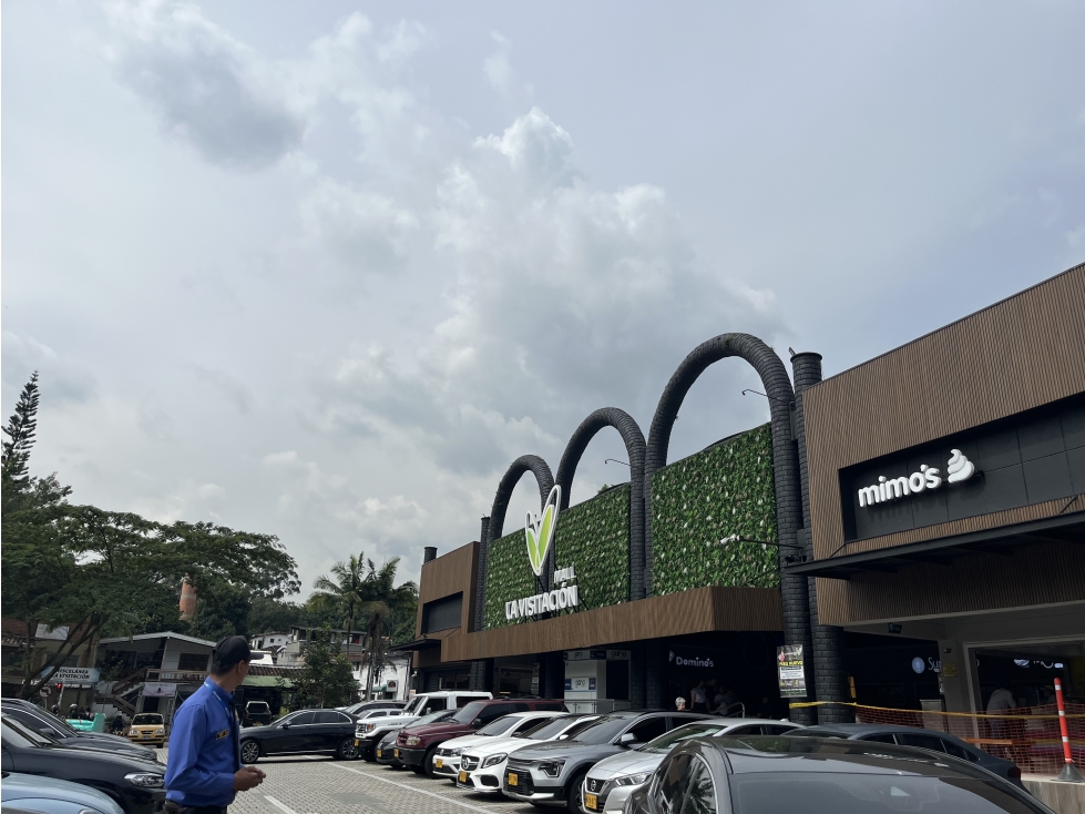 LOCAL COMERCIAL RENTANDO PARA VENTA EN MALL COMERCIAL DD