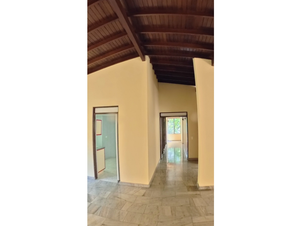 APARTAMENTO PARA VENTA EN EL POBLADO LISTO PARA REMODELAR — foto 4